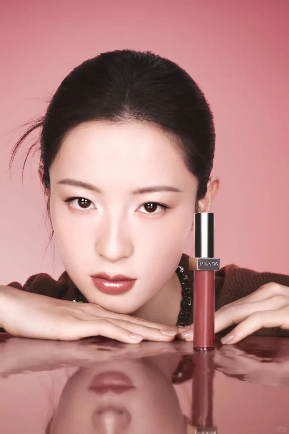 PRADA普拉达彩妆官宣李嘉鑫为品牌挚友