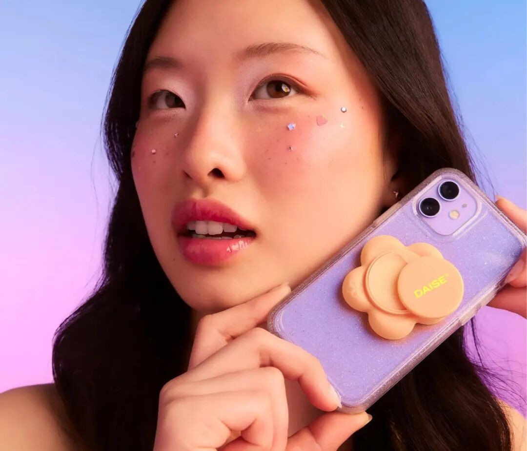 Daise 全新手机支架润唇膏上市 美妆数码跨界打造便携护理新体验