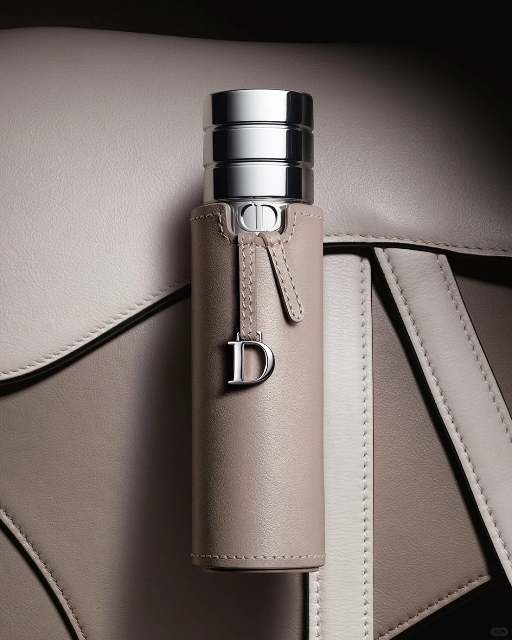 迪奥「马鞍革」调香水新品上市