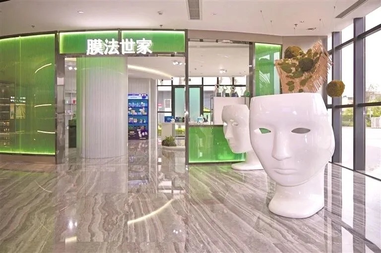 央媒扎堆探访！这家国货面膜品牌，靠什么火了 19 年？