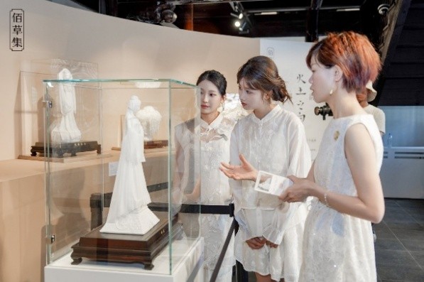 瓷韵本草相逢，佰草集用一场大展演绎东方中国白